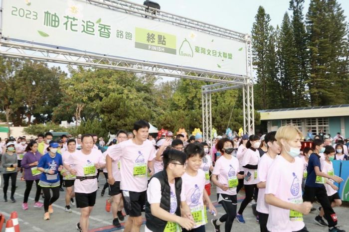 台南麻豆千人「柚花追香路跑」 鳴笛起跑