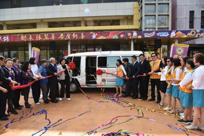 獅子有情專車傳愛　國際獅子會贈雲林家扶物資專車