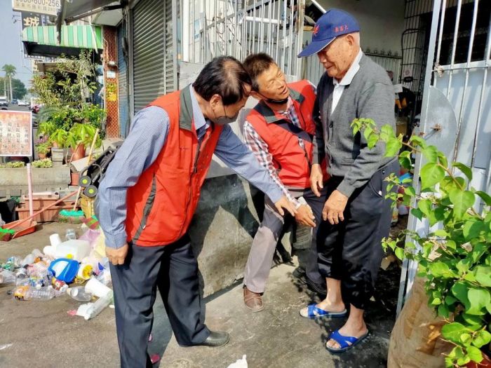 屏東縣榮服處訪視榮民眷 致送社會慈善物資