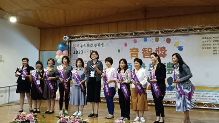 用愛彩繪心智障礙者人生 育智獎表揚30位傑出教保員、護理師