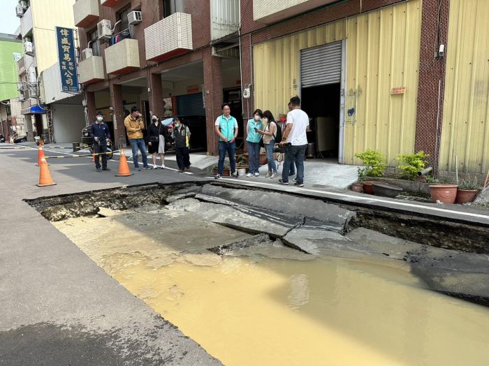 彰化市平和八街路面塌陷現天坑 預計入夜完成修復