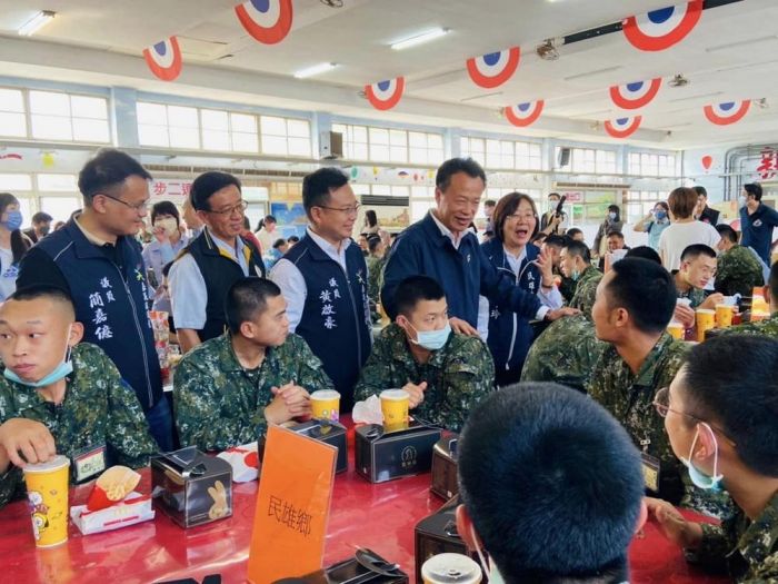 翁章梁帶鄉鎮市長、議員前往中坑營區探視縣籍