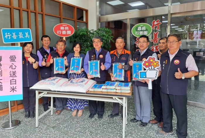 嘉義市嘉邑行善團等慈善團體愛心捐贈白米給偏鄉學子