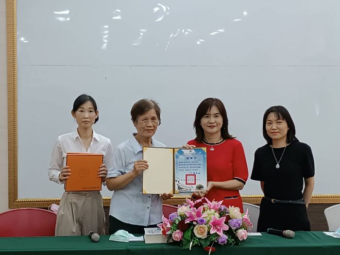 彰化女中文物回校史館 已故文物收藏家陳慶芳家屬捐珍貴藏書文物