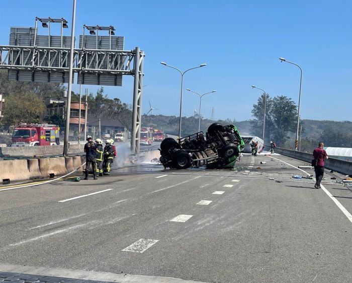 西濱台61線化學槽車自撞起火　竹南警消迅速到場排除