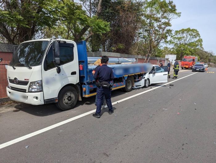 自小客車自撞路旁大貨車　警籲行車務必注意車前狀況