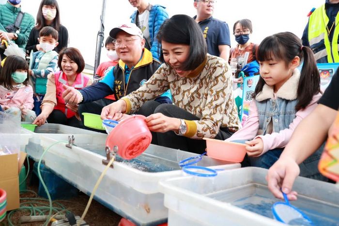  南投國際傑人會兒童節公益園遊會許淑華與小朋友同樂