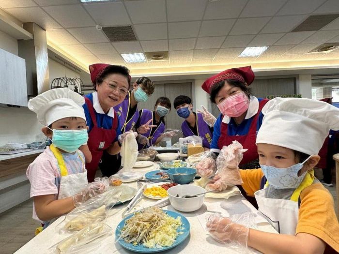 輔英科大老青幼共融　不同世代牽手共學溫馨洋溢