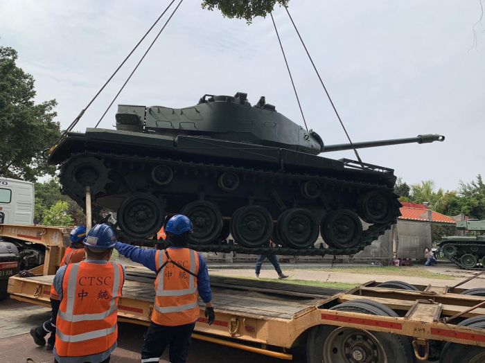 彰化市金馬公園M41戰車除役 戰車迷冒雨送行