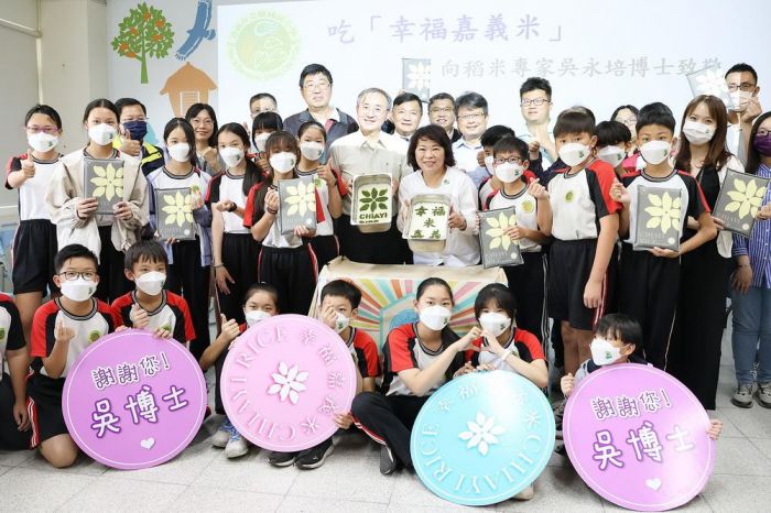 黃敏惠市長與文雅國小師生 向稻米專家吳永培博士致敬