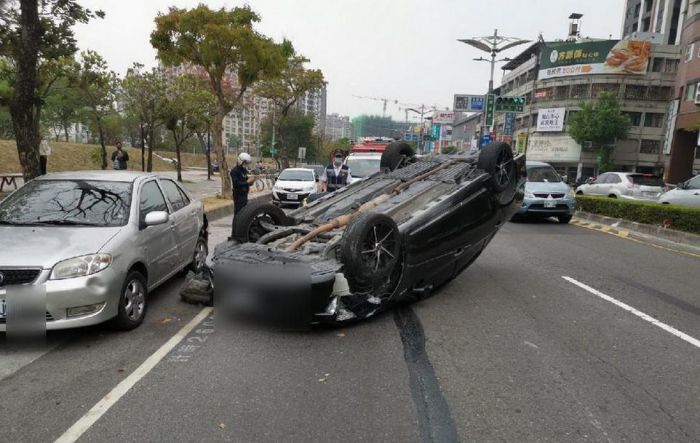 高雄澄清路駕駛肇事棄置車輛 警方追查中