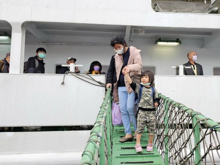 金門縣府清明專船載運238位鄉親平安抵金