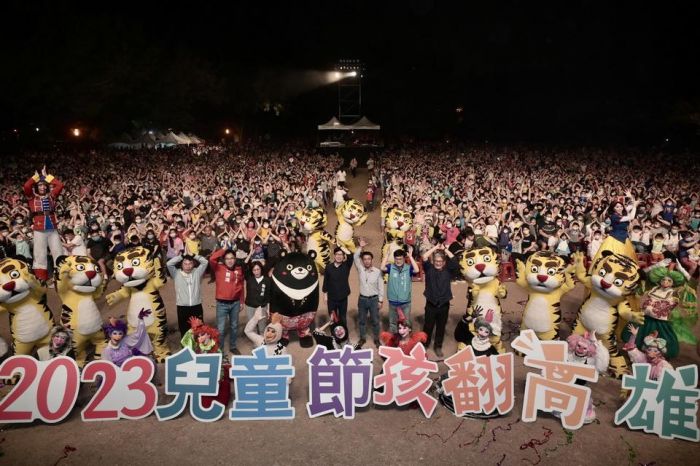 紙風車雞城故事衛武營開演　陳其邁與親子一同嗨翻高雄