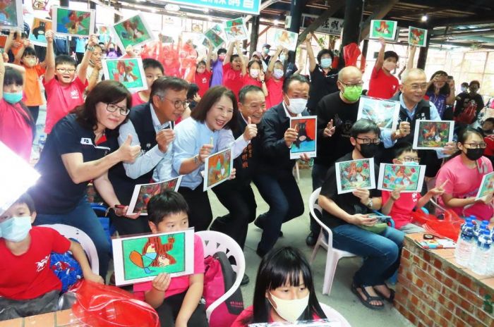國際畫家陳明順邀民和國小至童年渡假村 創作揮灑美學能量