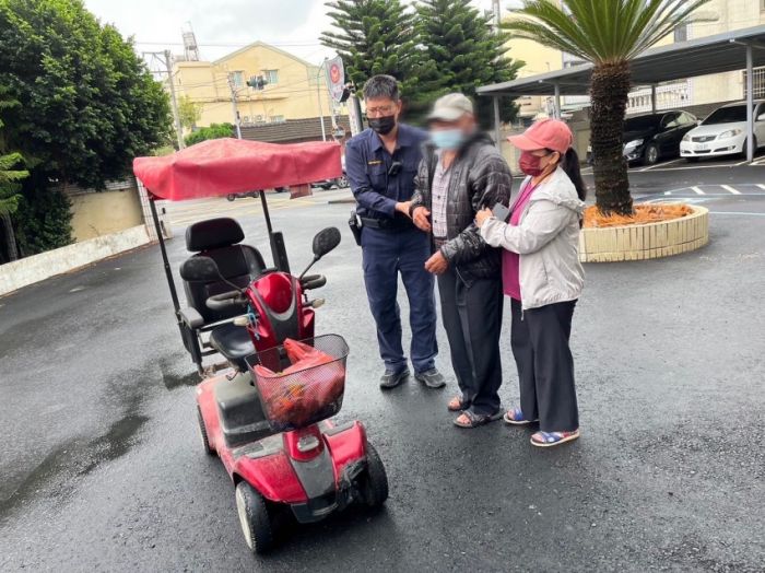 老翁迷途大馬路　巧遇和心警熱心助返家