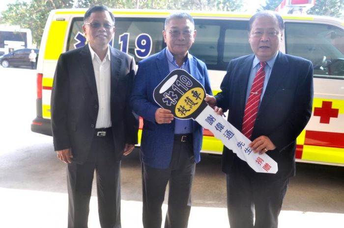 台北市民跨海捐贈消防局1輛救護車　陳光復代表接受