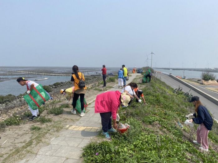 還給海洋乾淨的面貌 伯大尼之家小天使前進彰化王功海岸淨灘