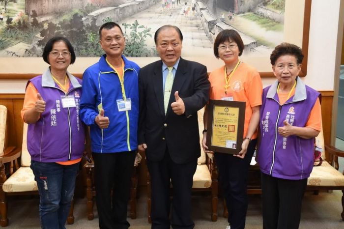 陳光復頒發高市愛之船慈善會梁賜容榮譽縣民證