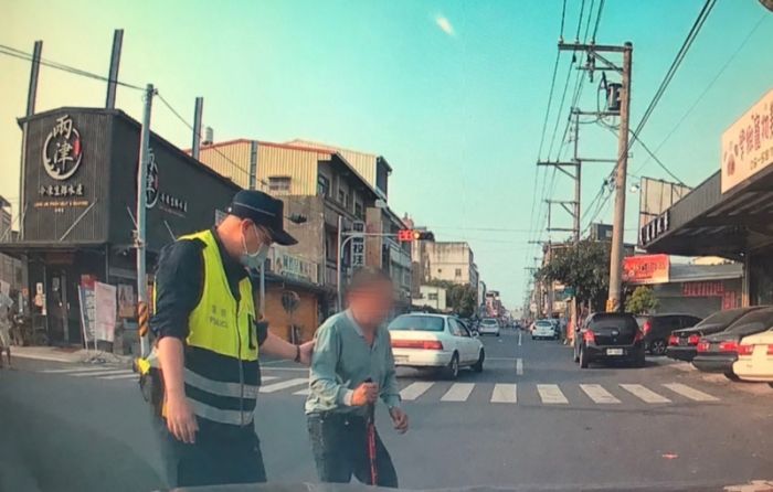 老翁困五叉路口寸步難行　警下車攙扶過馬路