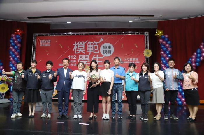 嘉義縣112年度模範學生獲翁章梁頒獎表揚