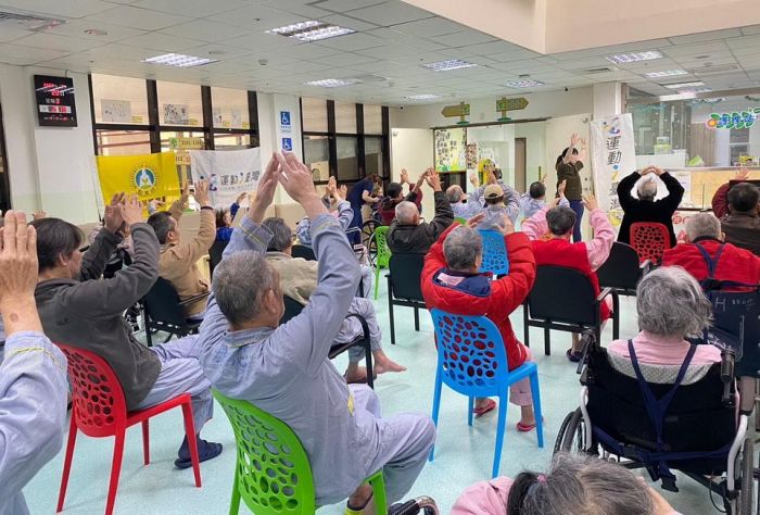 救國團與身障朋友一起運動無礙伸展筋骨