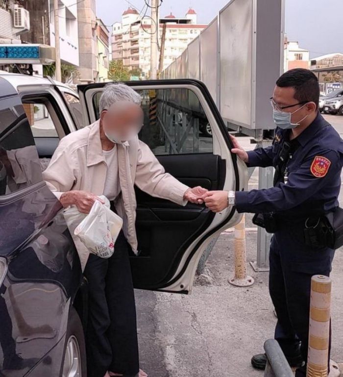 老翁不適路旁休息　民眾發現通報警方