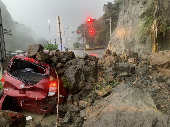 苗栗泰安落石砸中車　駕駛所幸脫困