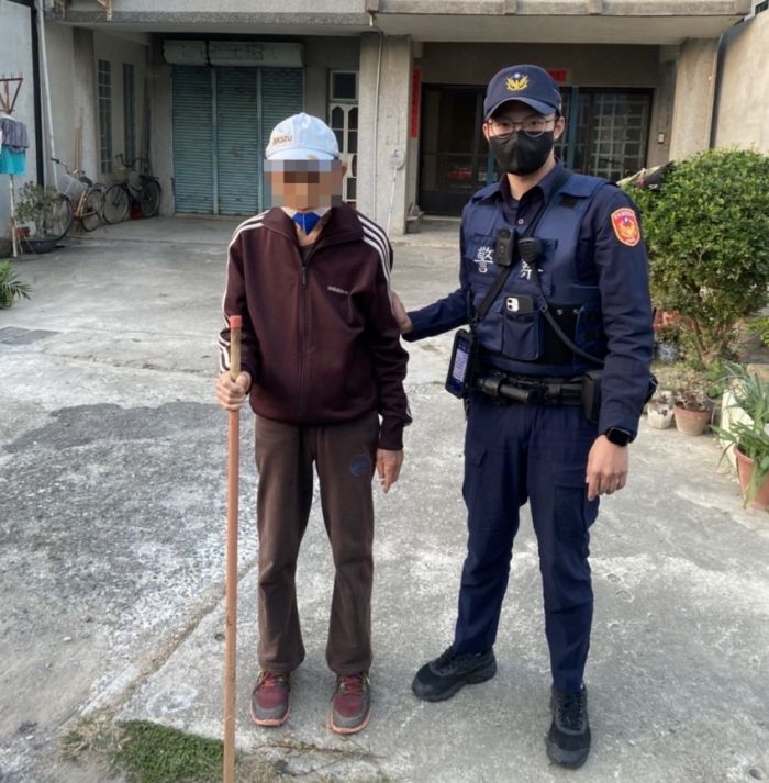 白髮老翁忘了回家的路　斗六暖警送返家