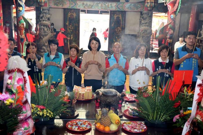 准天宮玄天上帝出巡遶境　縣長許淑華贈匾「神威顯赫」