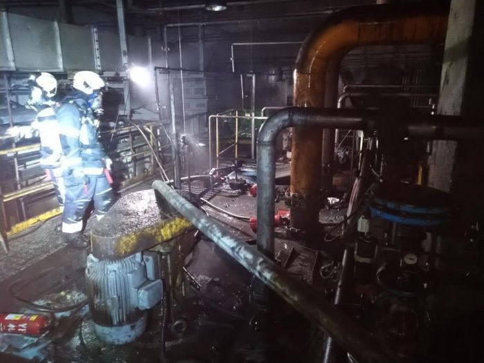 高雄橋頭區工廠地下室冒煙　消防員奮勇搶救2小時滅火