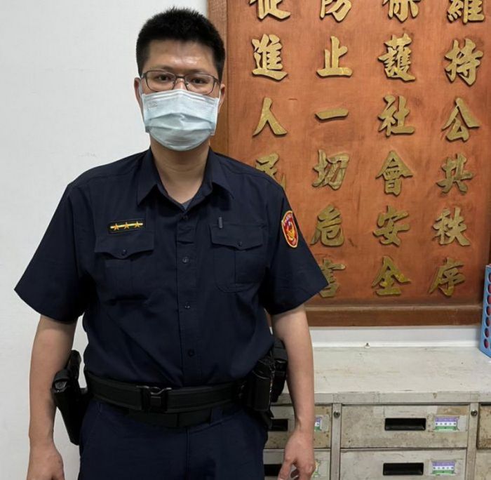 民眾踅夜市拾獲手機　和心警查詢來電紀錄找到失主