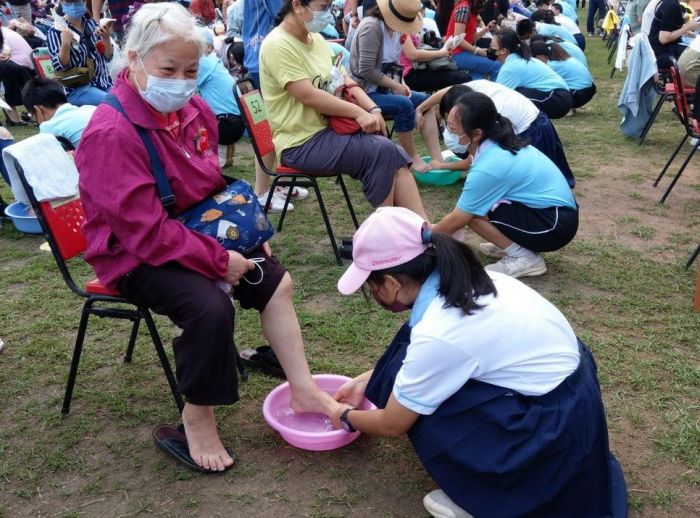 南榮國中舉辦母親節洗腳謝恩活動
