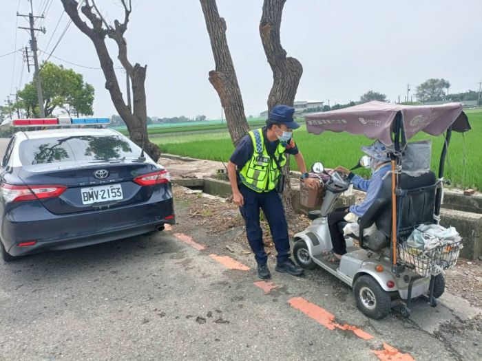 近百歲嬤車沒電　崙背警速救援