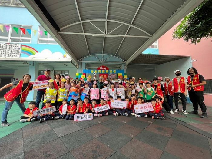 華山基金會向勞工孤老致敬　幼童巧扮各行業
