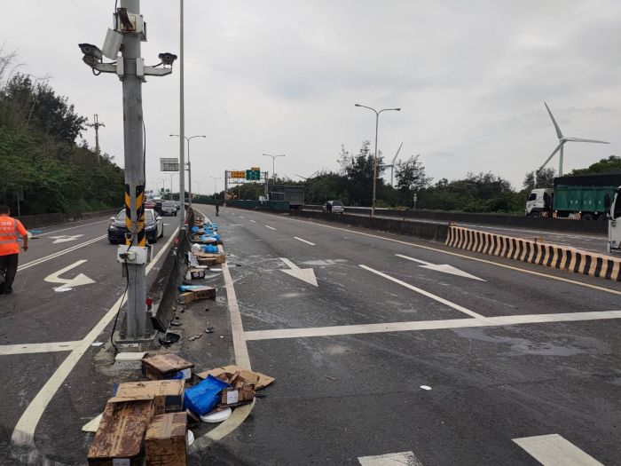 事故現場包裹散落車道　竹南警分局現場交管維護用路安全