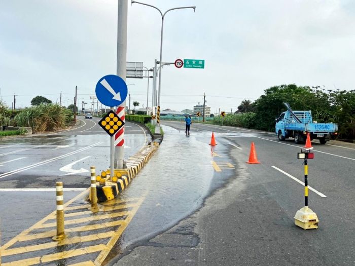 水管破裂水淹小腿　警迅速交管以策安全