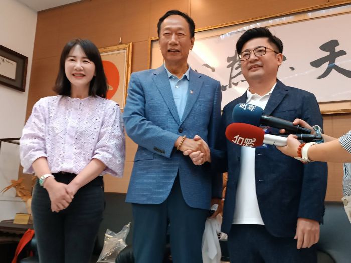 郭台銘訪彰化縣議會：談國事 總統人選謝衣鳳、謝典林各有所屬