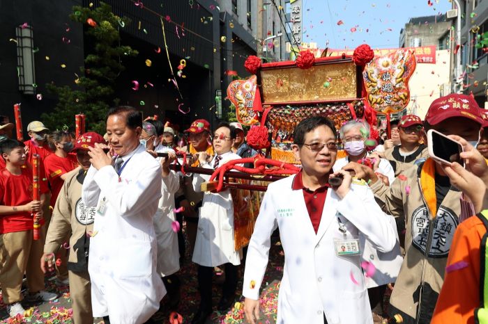 白袍醫師扛轎 大甲媽36執事團進醫院祈福
