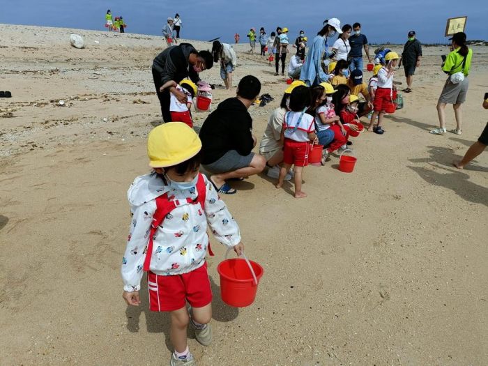 澎湖幼兒園親子放流魚苗及淨灘活動