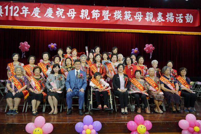 迎接溫馨母親節 鹿港鎮表揚29位模範母親