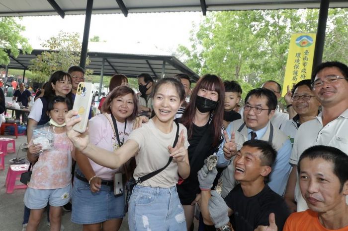 感謝清潔隊員付出辛勞　黃偉哲致贈肉粽表謝意
