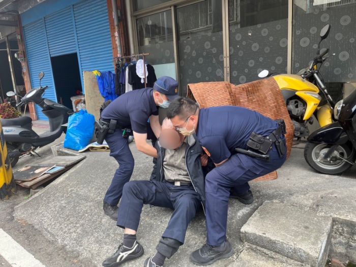 8旬翁呆坐電線桿旁　員警獲報協助返家