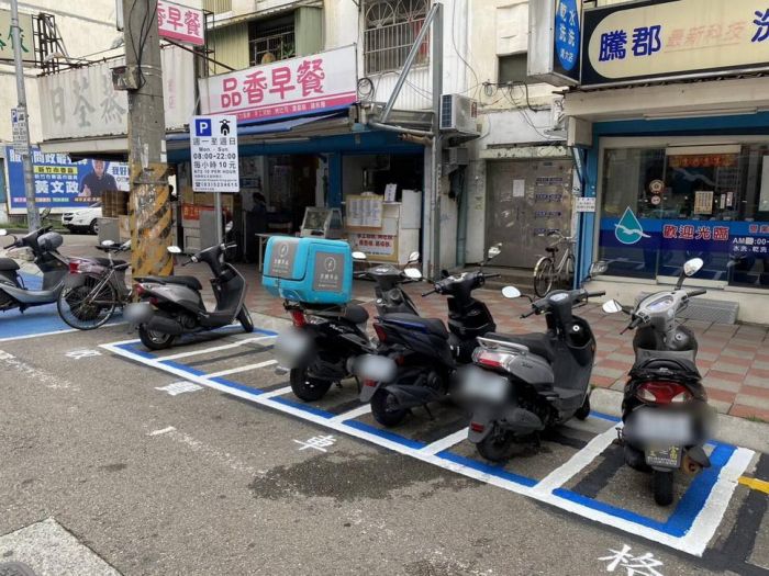 竹市商圈熱點試辦「機車收費格」　紓解機車臨停需求