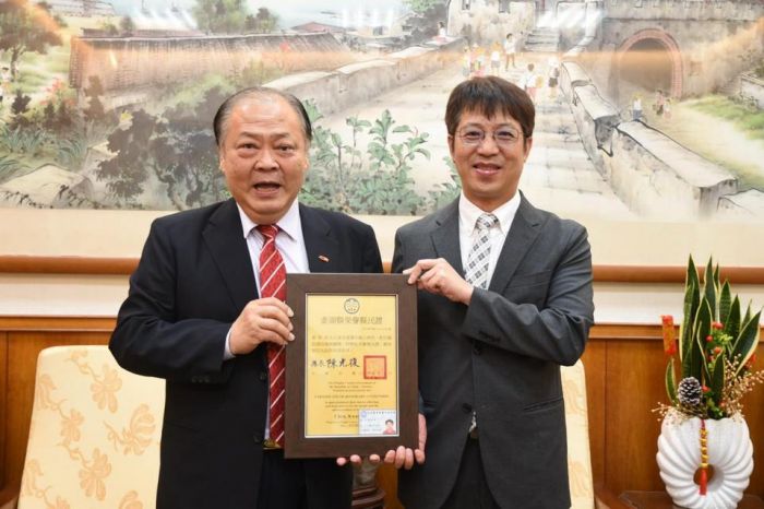 澎湖地檢署檢察長黃智勇榮調　陳光復縣長頒贈榮譽縣民證