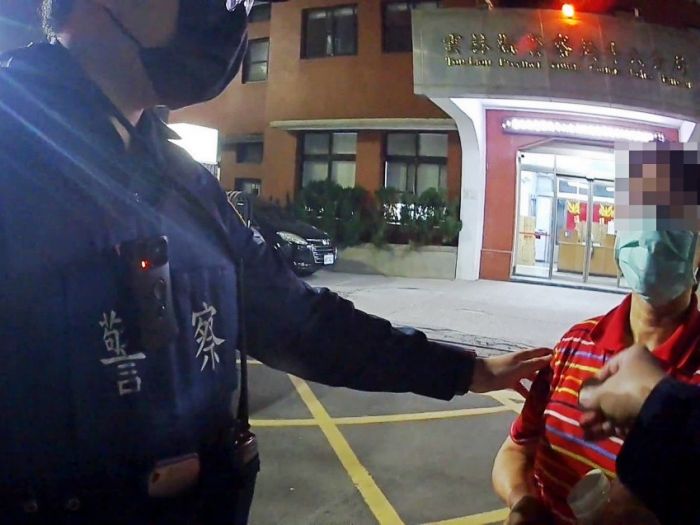 機車深夜油料用罄　警助婦人平安返家