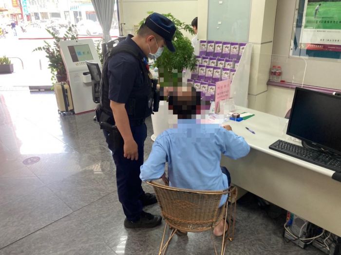 手機俗俗賣只要15萬元　7旬老翁急赴銀行匯款警銀合作阻詐
