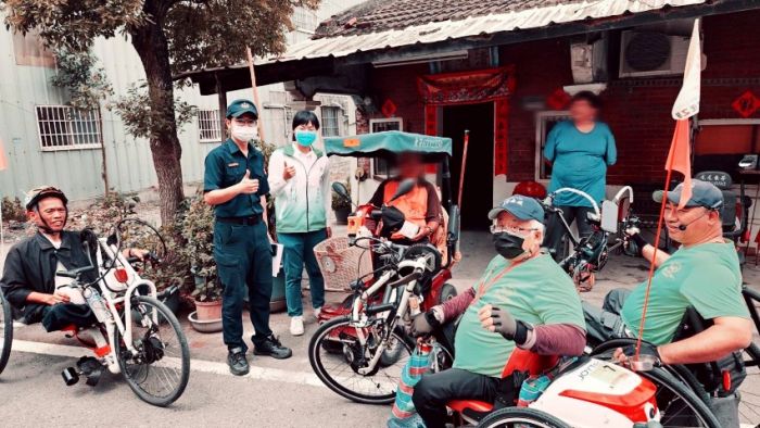 愛無礙協會環島送愛心　崙背警共同關懷弱勢