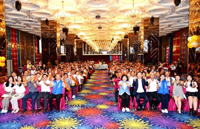 110名傑出模範勞工出爐　 張麗善頒發匾額表揚