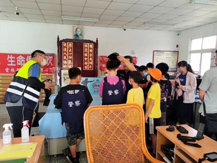 國小師生參訪派出所　所長幫學童戴防彈頭盔享受新體驗