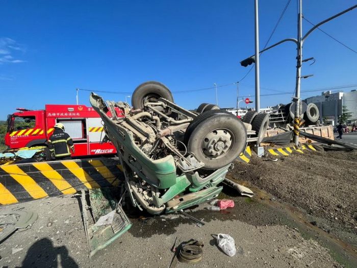 嶺口交流道砂石車翻覆駕駛送醫不治